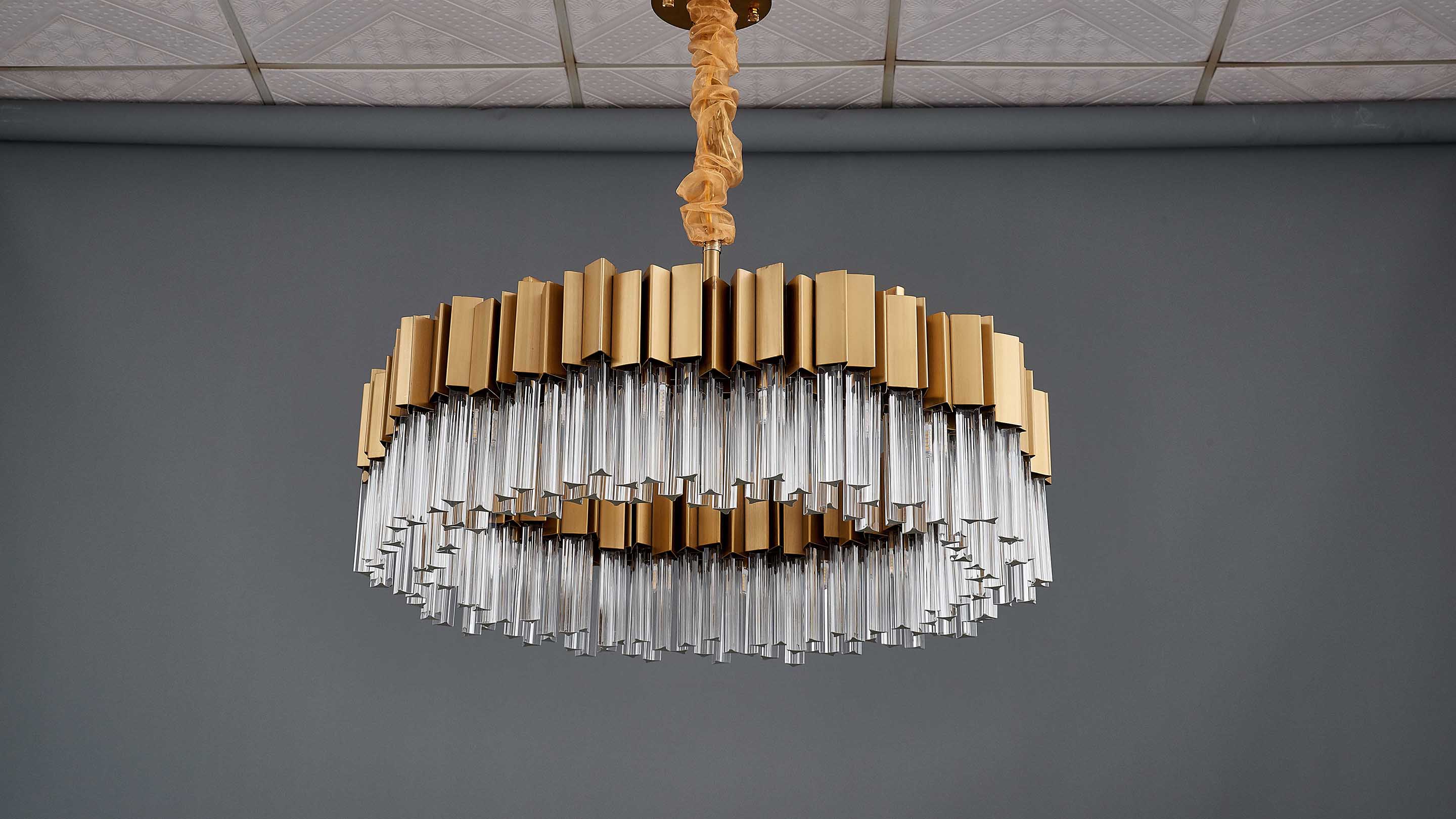 Hera crystal round chandelier light-off display.