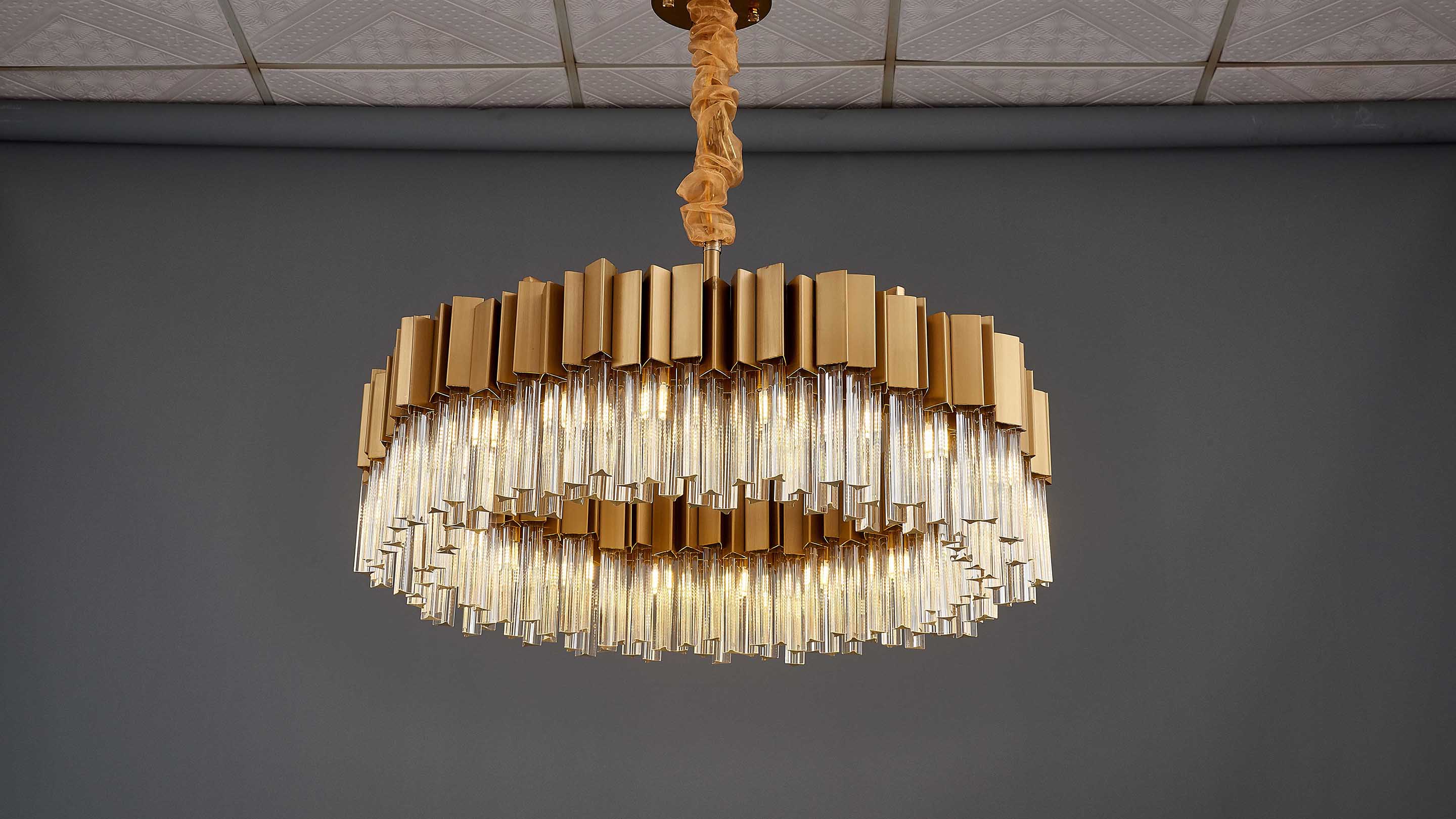 Hera crystal round chandelier turn on light display.